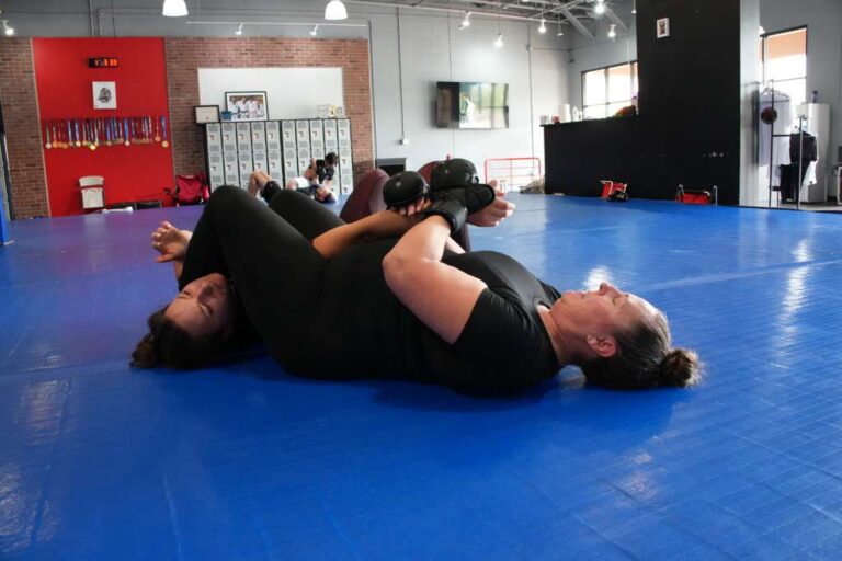 womans training jiu-jitsu